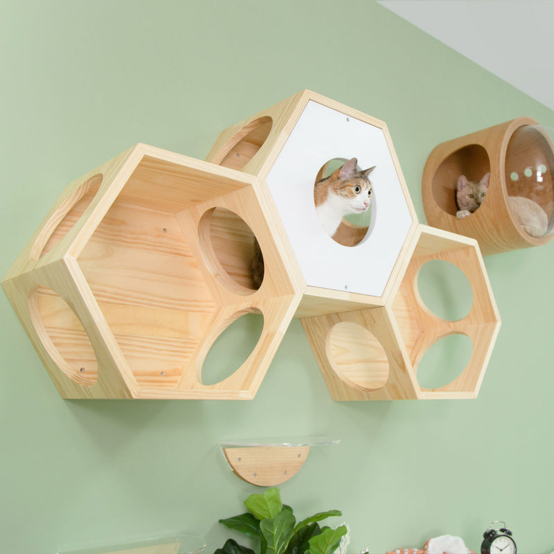 パイン無垢材で作られた壁掛けタイプのキャットタワー。六角形で四面に穴を開けているので、猫は好きな場所から出入りができます。複数繋げることにより、トンネルのようなキャットウォークを楽しめることもできます。