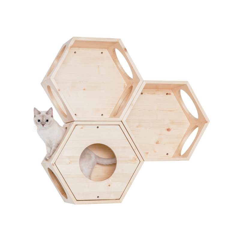 パイン無垢材で作られた壁掛けタイプのキャットタワー。六角形で四面に穴を開けているので、猫は好きな場所から出入りができます。複数繋げることにより、トンネルのようなキャットウォークを楽しめることもできます。
